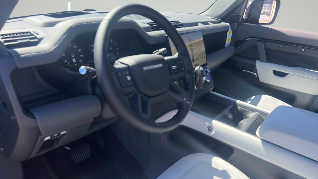 New 2026 Santorini Black LAND ROVER X-Dynamic SE image 4