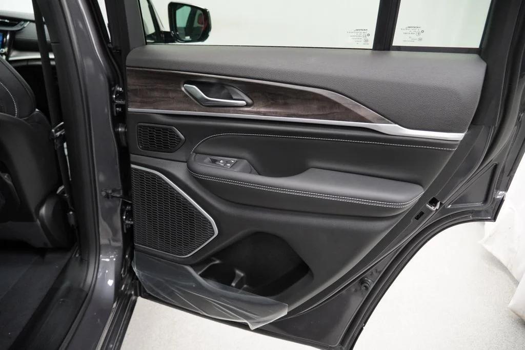 New 2026 Baltic Gray Metallic Clear-Coat Exterior Paint Jeep Limited Reserve image 31
