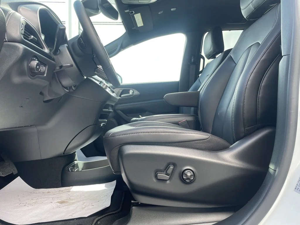 2026 Chrysler Pacifica Select - Photo 19
