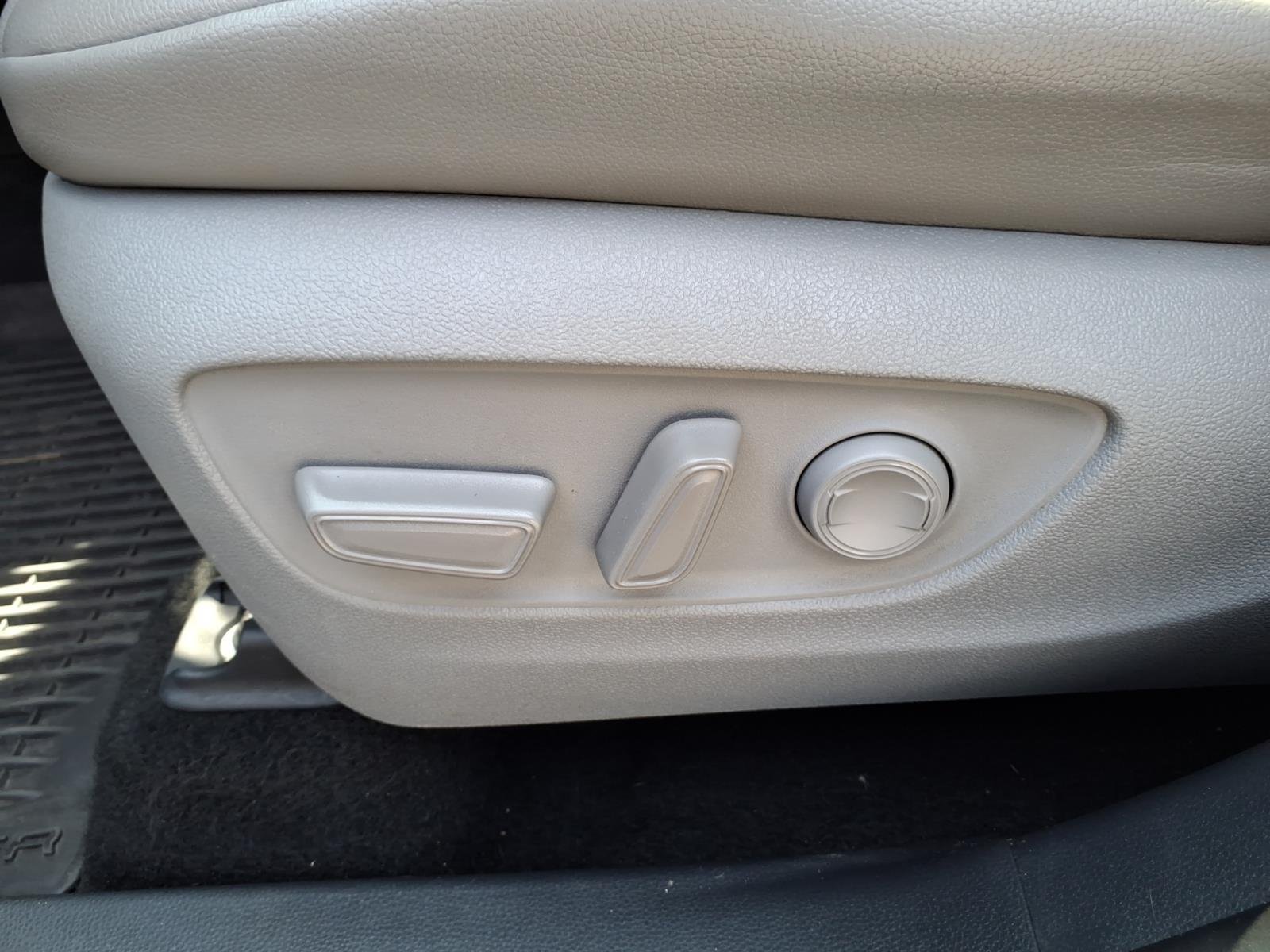 Used 2022 Wind Chill Pearl Toyota XLE image 22
