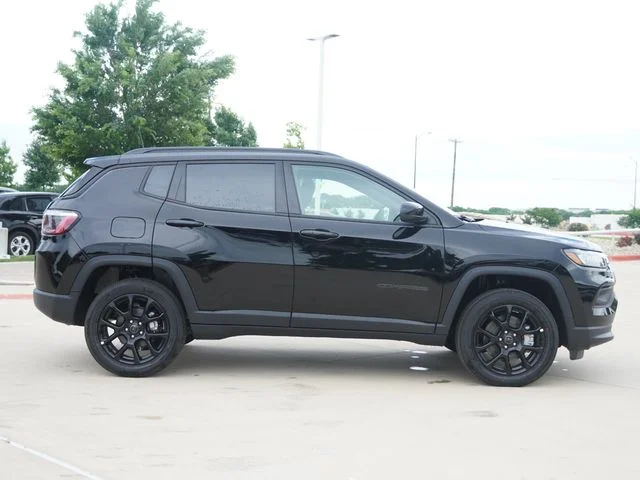 New 2026 Diamond Black Crystal Pearl-Coat Exterior Paint Jeep Latitude image 10