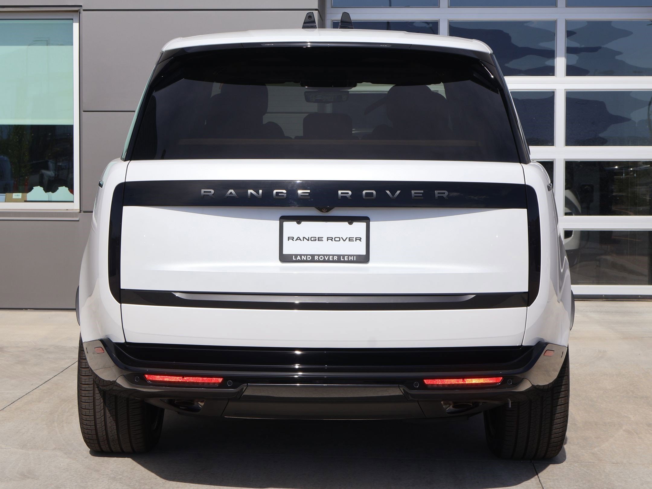 New 2026 Ostuni Pearl White LAND ROVER P550e SE image 7