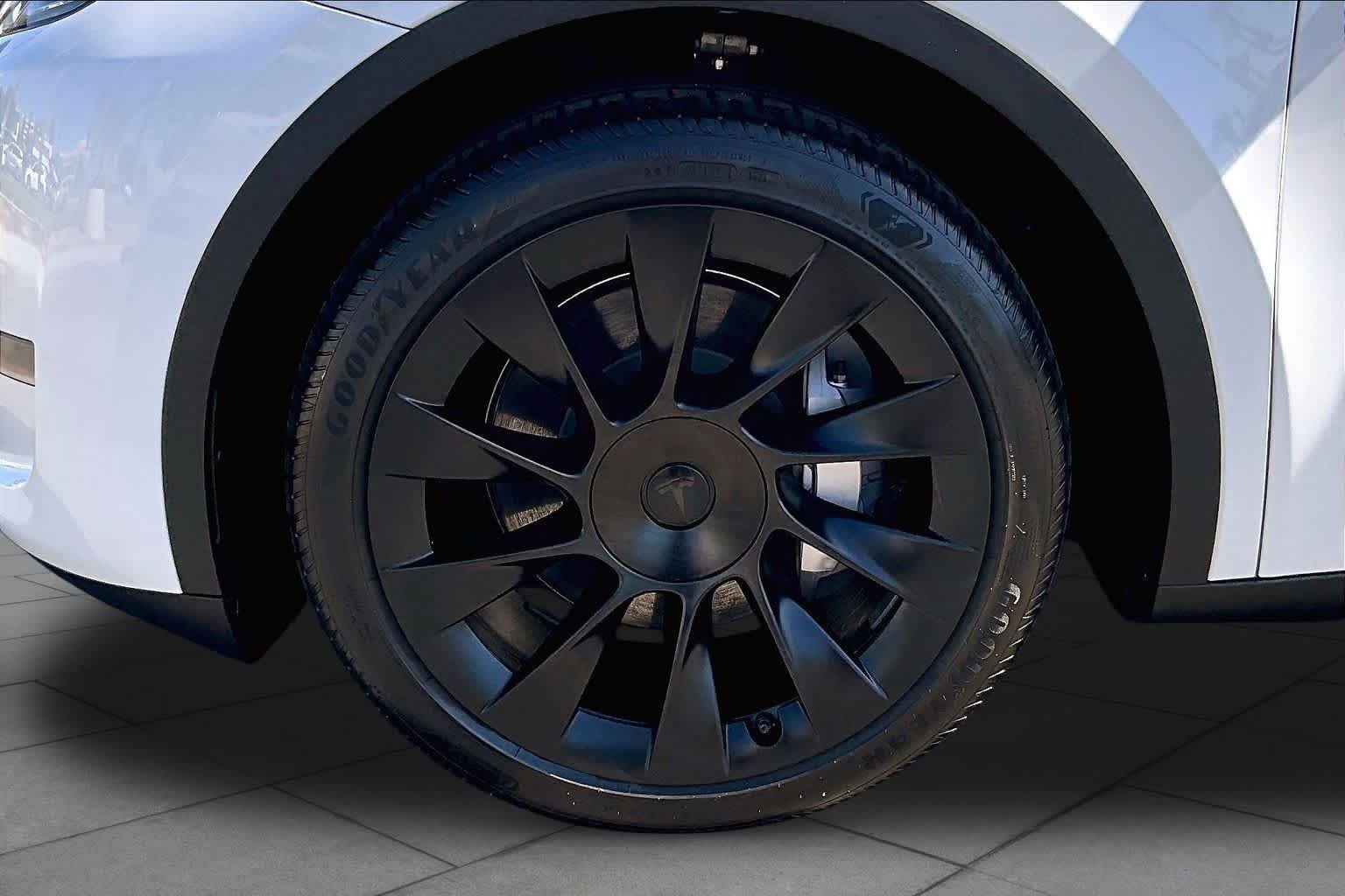 Used 2023 Midnight Silver Metallic Tesla Long Range image 10
