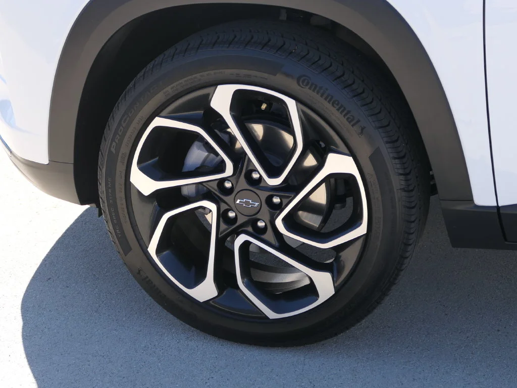 Used 2025 Summit White Chevrolet 2RS image 8