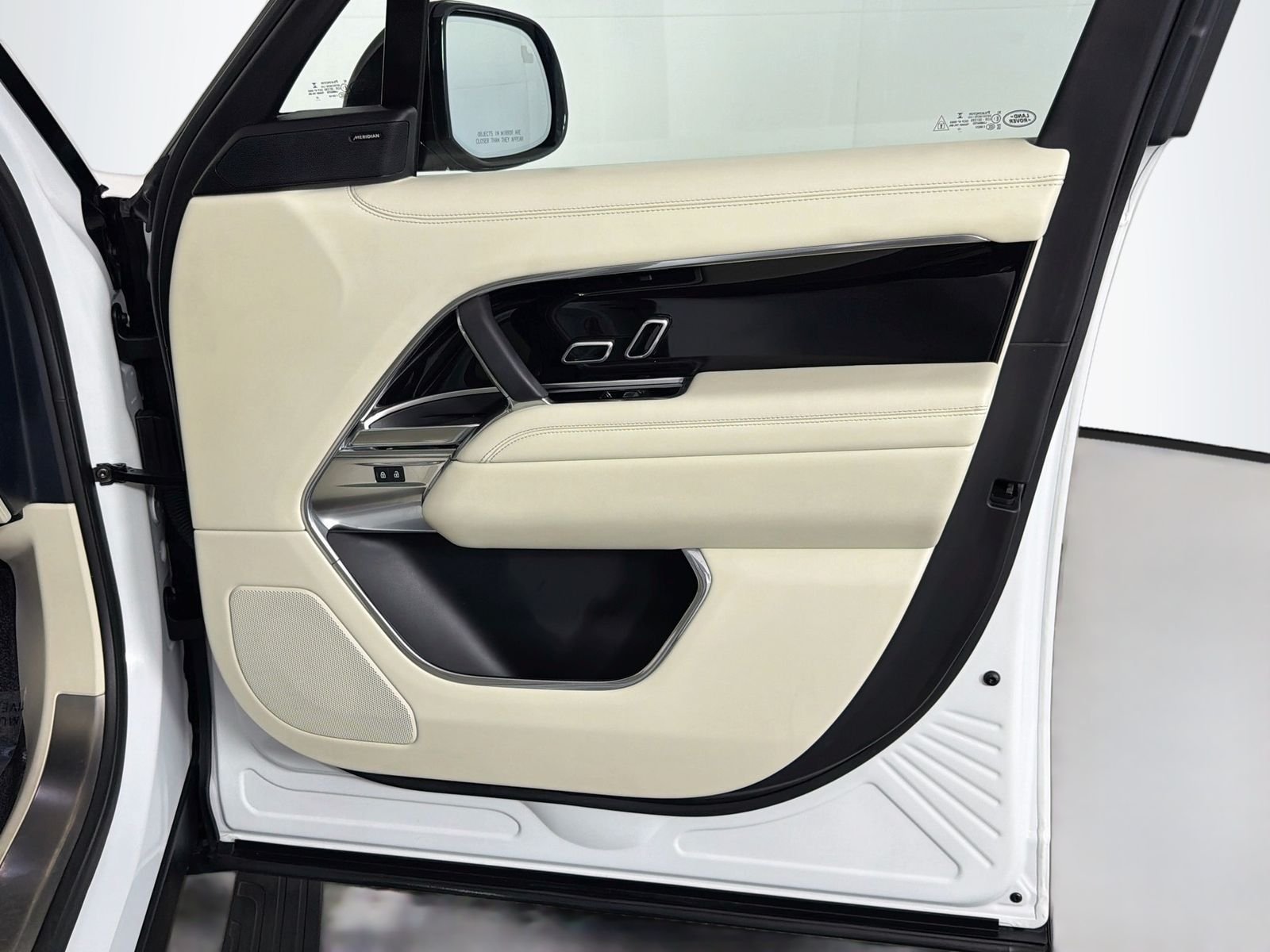 Used 2023 Fuji White Land Rover SE image 31