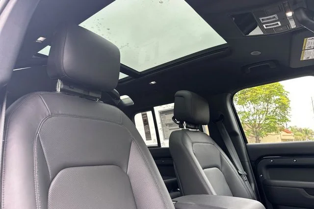 New 2026 Santorini Black Land Rover X-Dynamic SE image 16