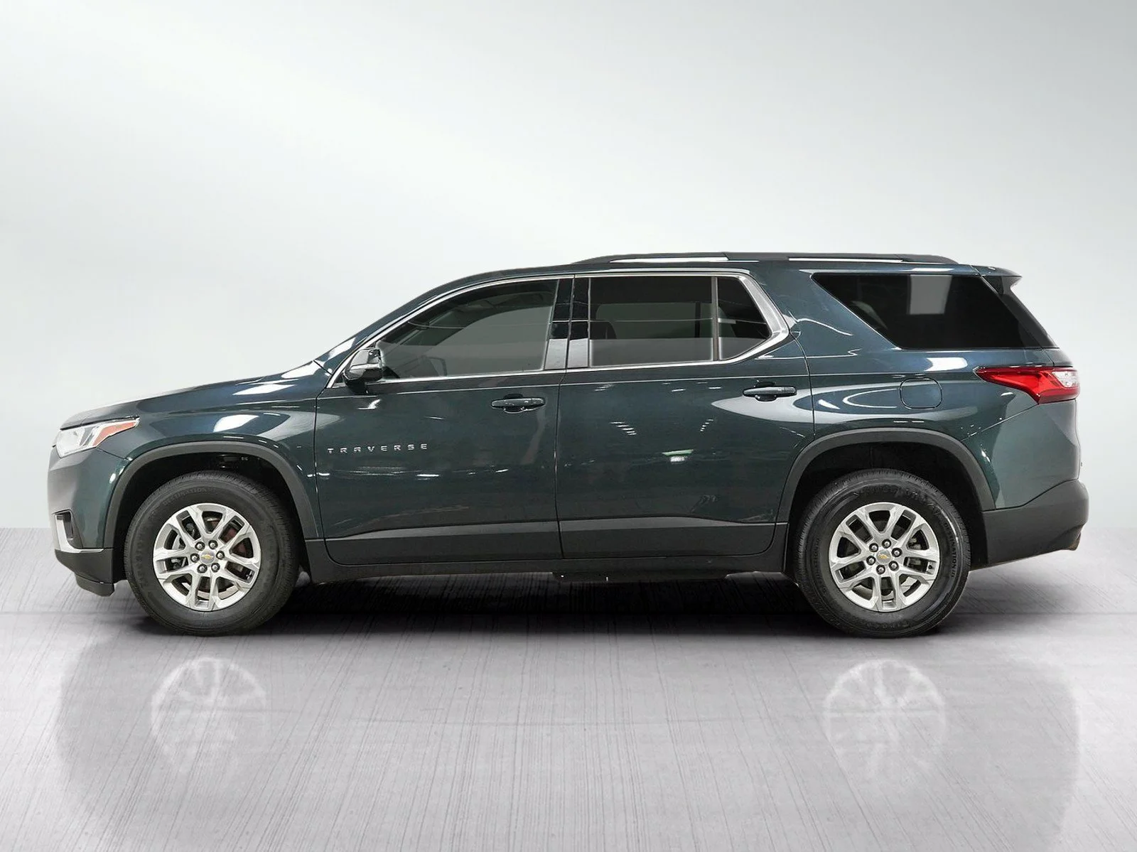Used 2020 Chevrolet Traverse 1LT with VIN 1GNEVGKW5LJ223349 for sale in Roseville, Minnesota