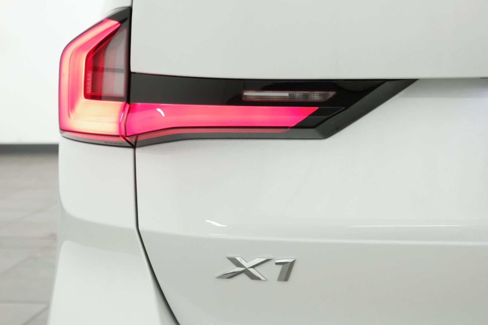 New 2027 Mineral White Metallic BMW xDrive28i image 4