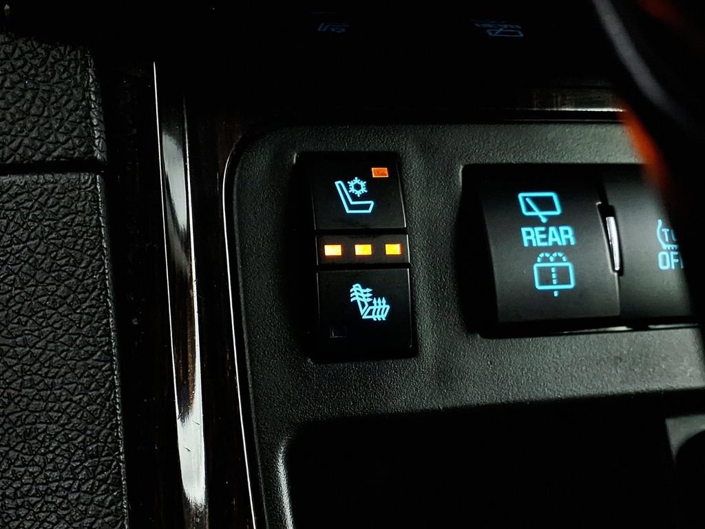 Used 2016 IRIDESCENT PEARL TRICOAT Chevrolet LTZ image 17