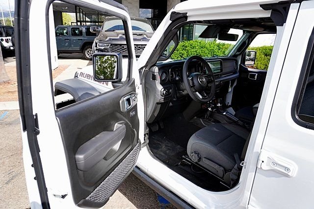 New 2026 Bright White Clear-Coat Exterior Paint Jeep Rubicon image 44