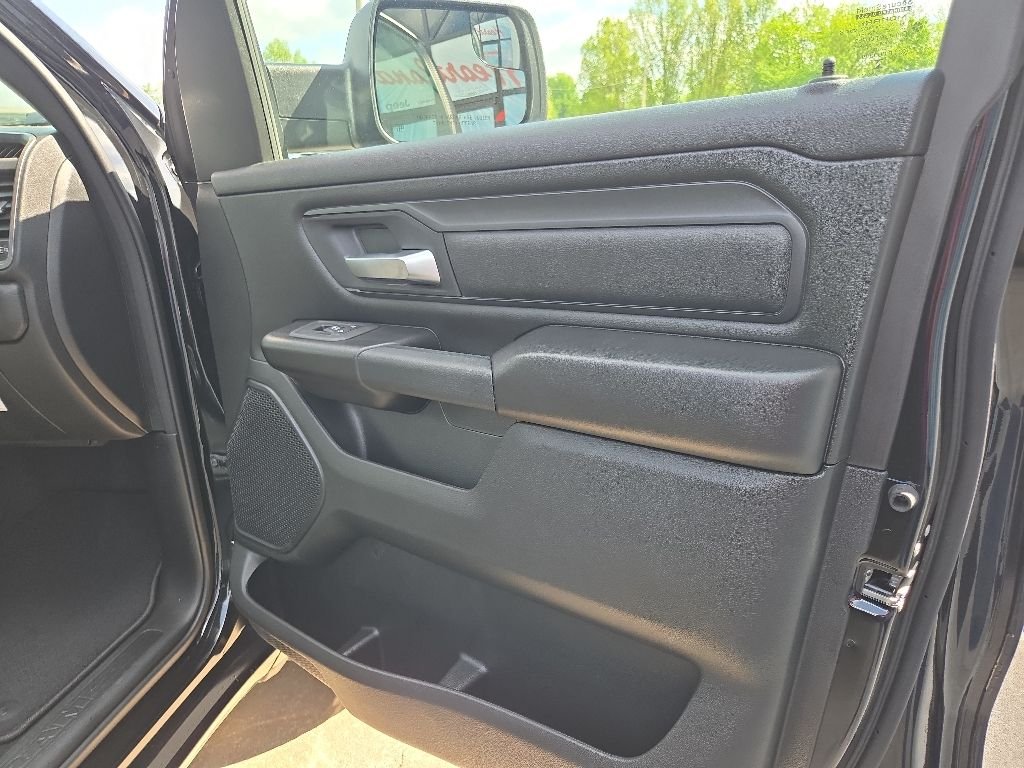 New 2026 Diamond Black Crystal Pearl-Coat Exterior Paint RAM Tradesman image 76