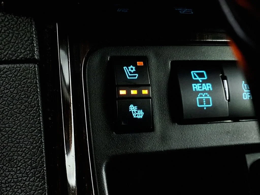 Used 2016 IRIDESCENT PEARL TRICOAT Chevrolet LTZ image 17