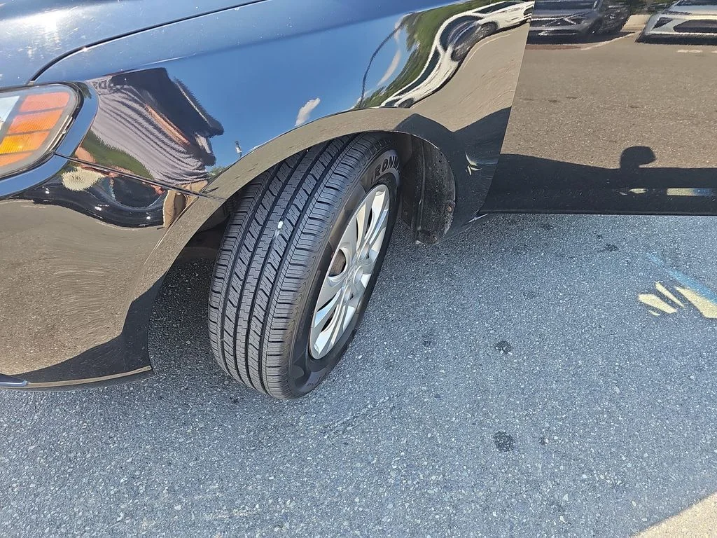 Used 2013 Black Kia EX image 26