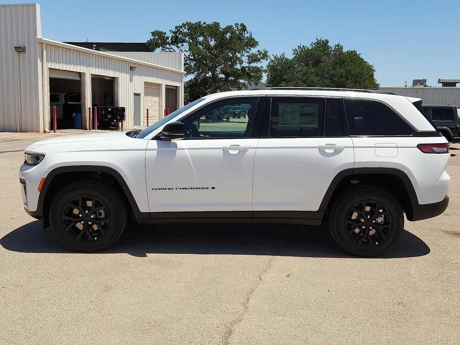 New 2026 Bright White Clear-Coat  Paint Jeep LAREDO ALTITUDE 4X4 image 2