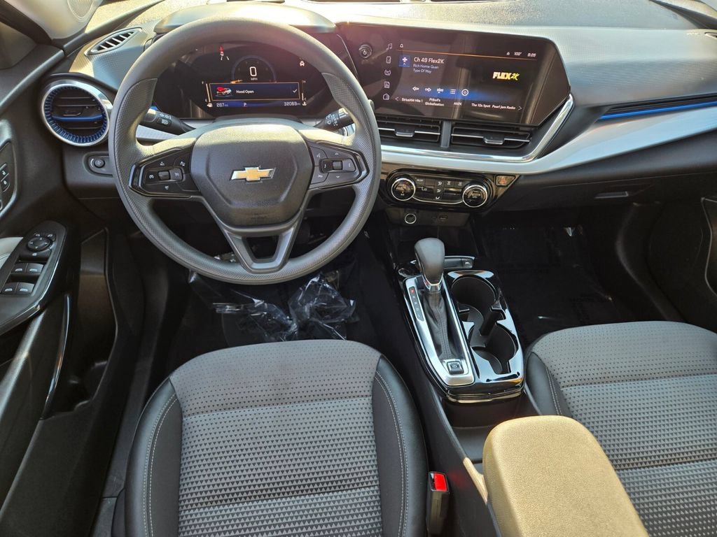 2025 Chevrolet Trax LT - Photo 12
