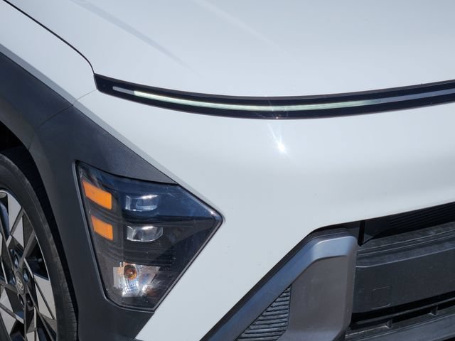 Used 2025 White Hyundai SEL image 9