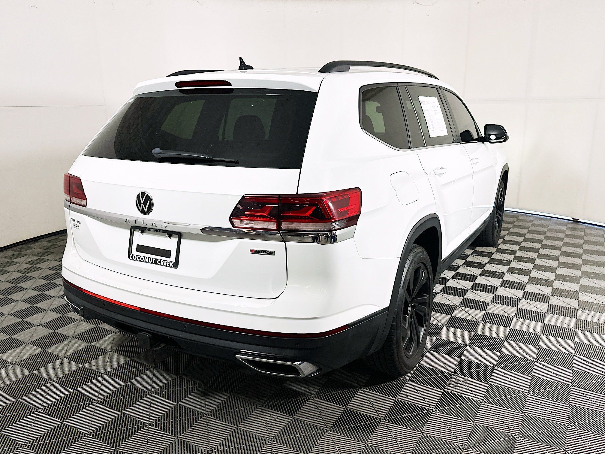 Used 2022 White Volkswagen 3.6L V6 SE w/Technology image 3