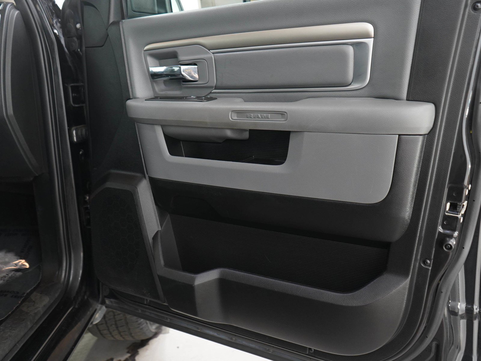 Used 2016 Brilliant Black Crystal Pearlcoat Ram Big Horn image 9