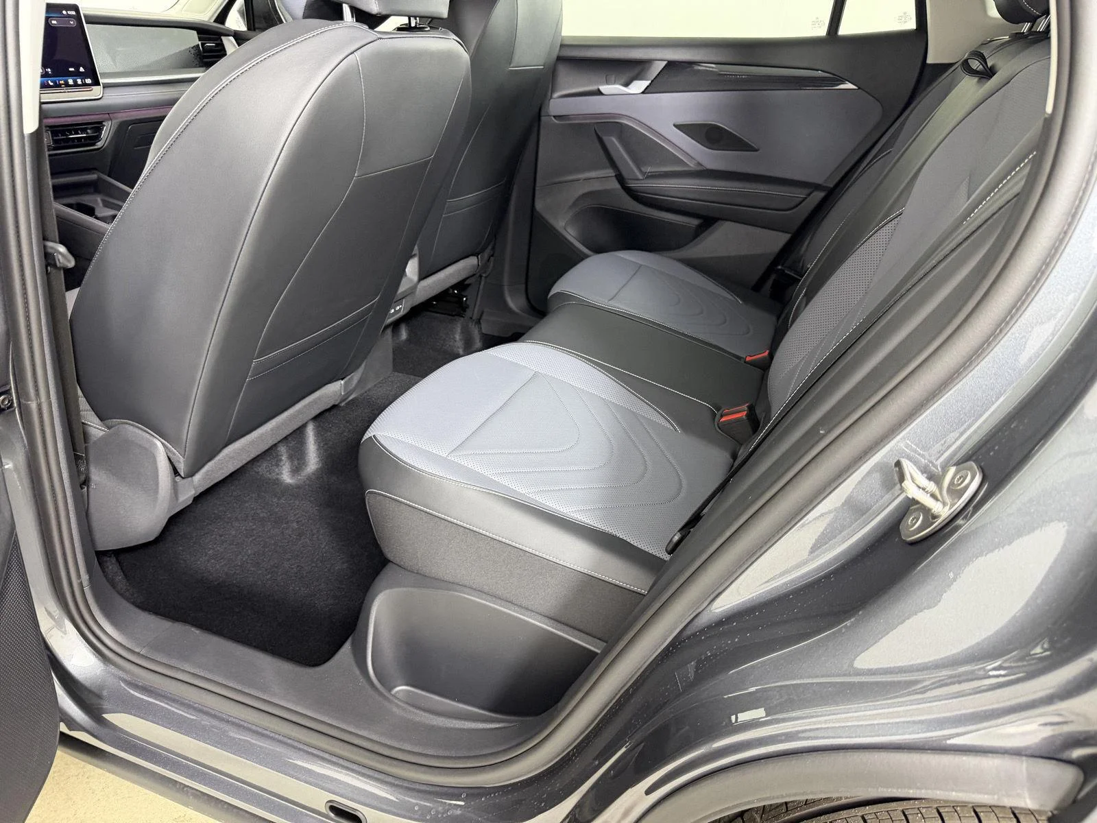 New 2026 Platinum Gray Metallic Volkswagen SE image 22
