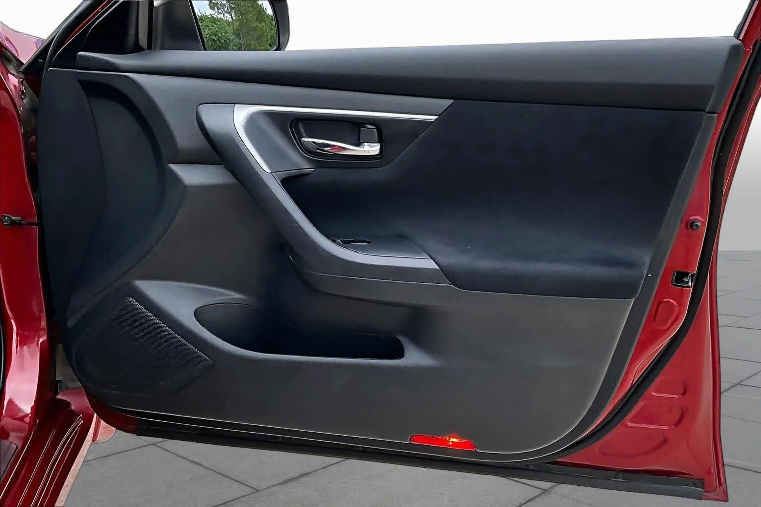 Used 2015 Cayenne Red Nissan 2.5 SV image 23