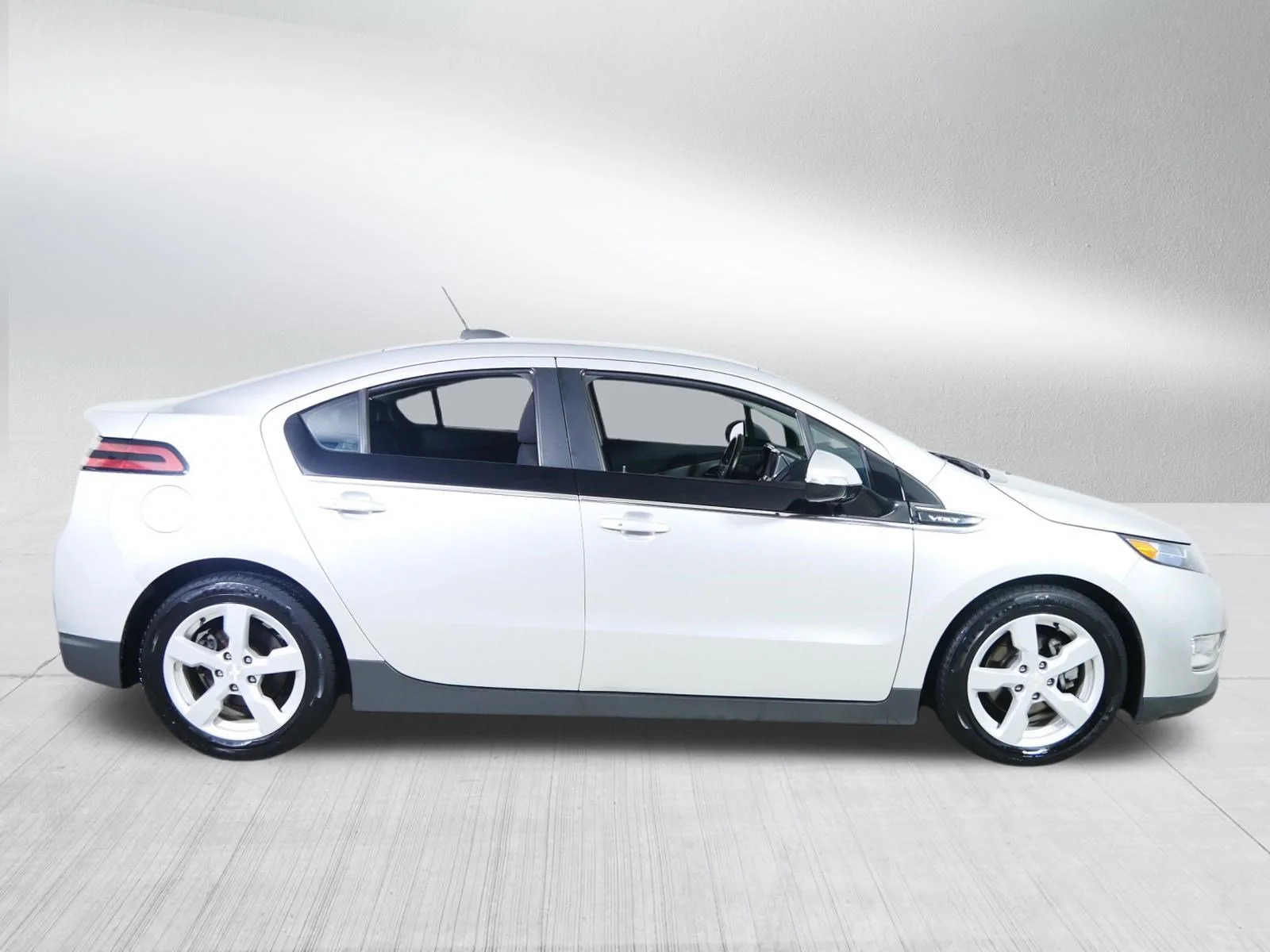 Used 2015 Silver Ice Metallic Chevrolet  image 8