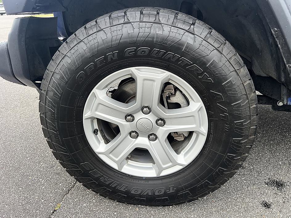 Used 2018 Ocean Blue Metallic Clearcoat Jeep Sport S image 9