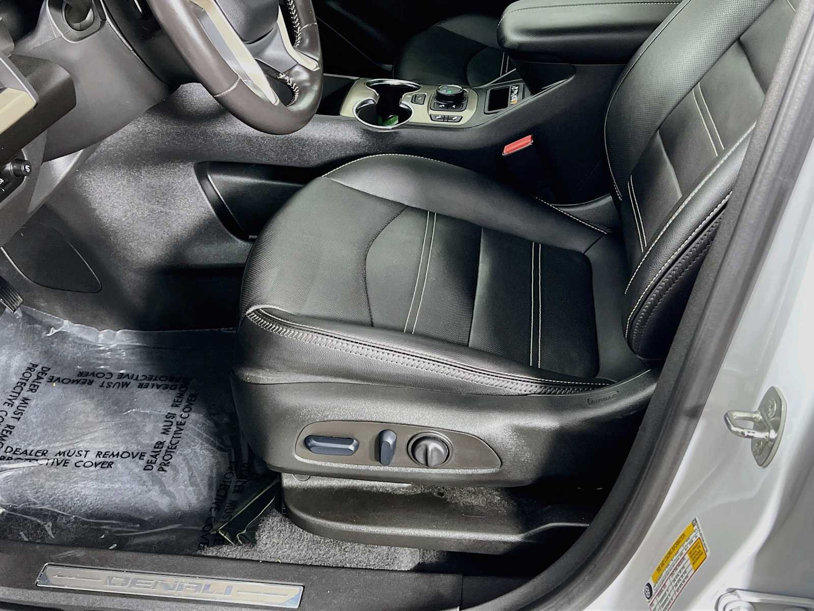 Used 2022 White Frost Tricoat GMC Denali image 20
