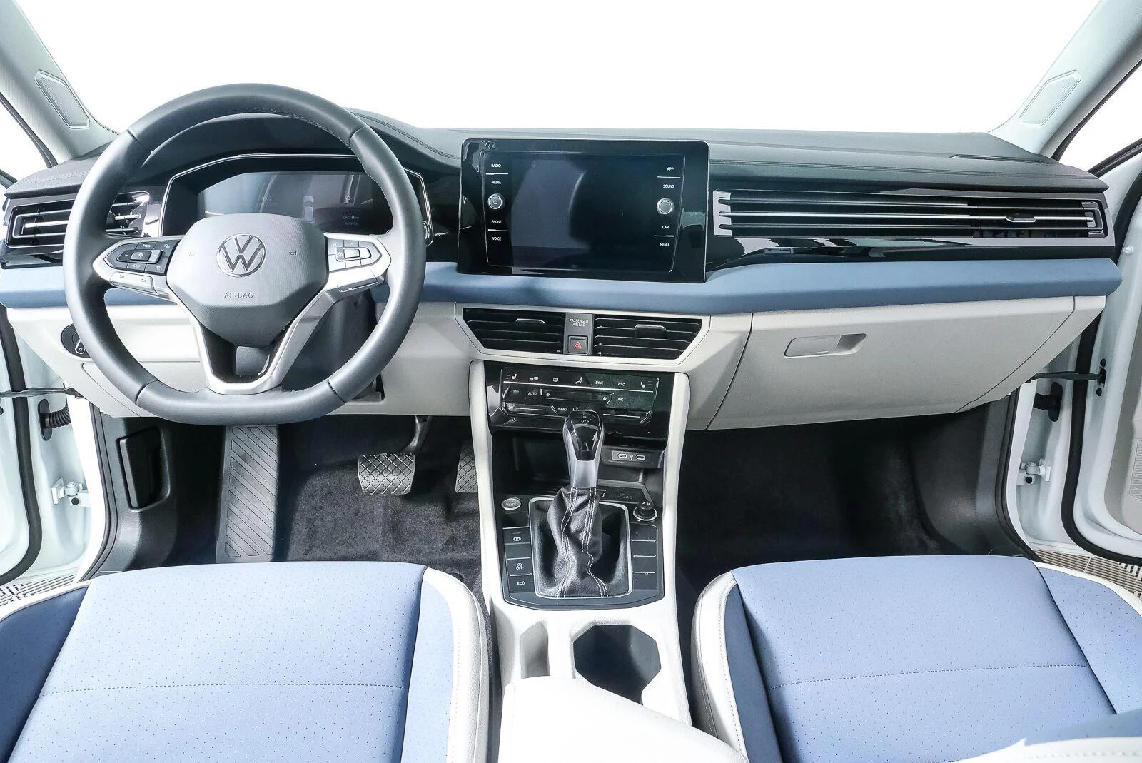 New 2027 Opal White Pearl Volkswagen SE image 21
