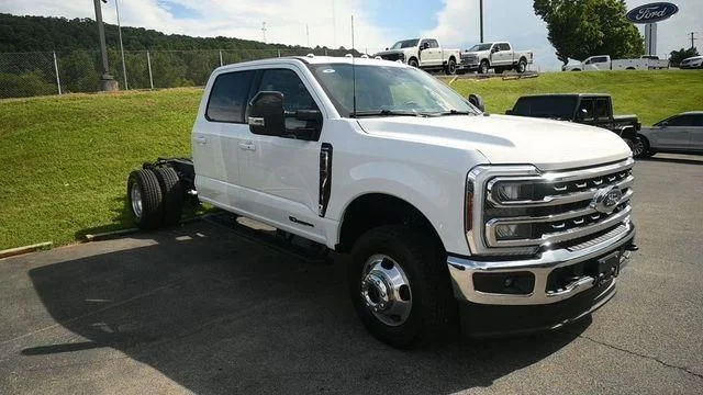 New 2026 Oxford White Ford F-350® LARIAT® image 2