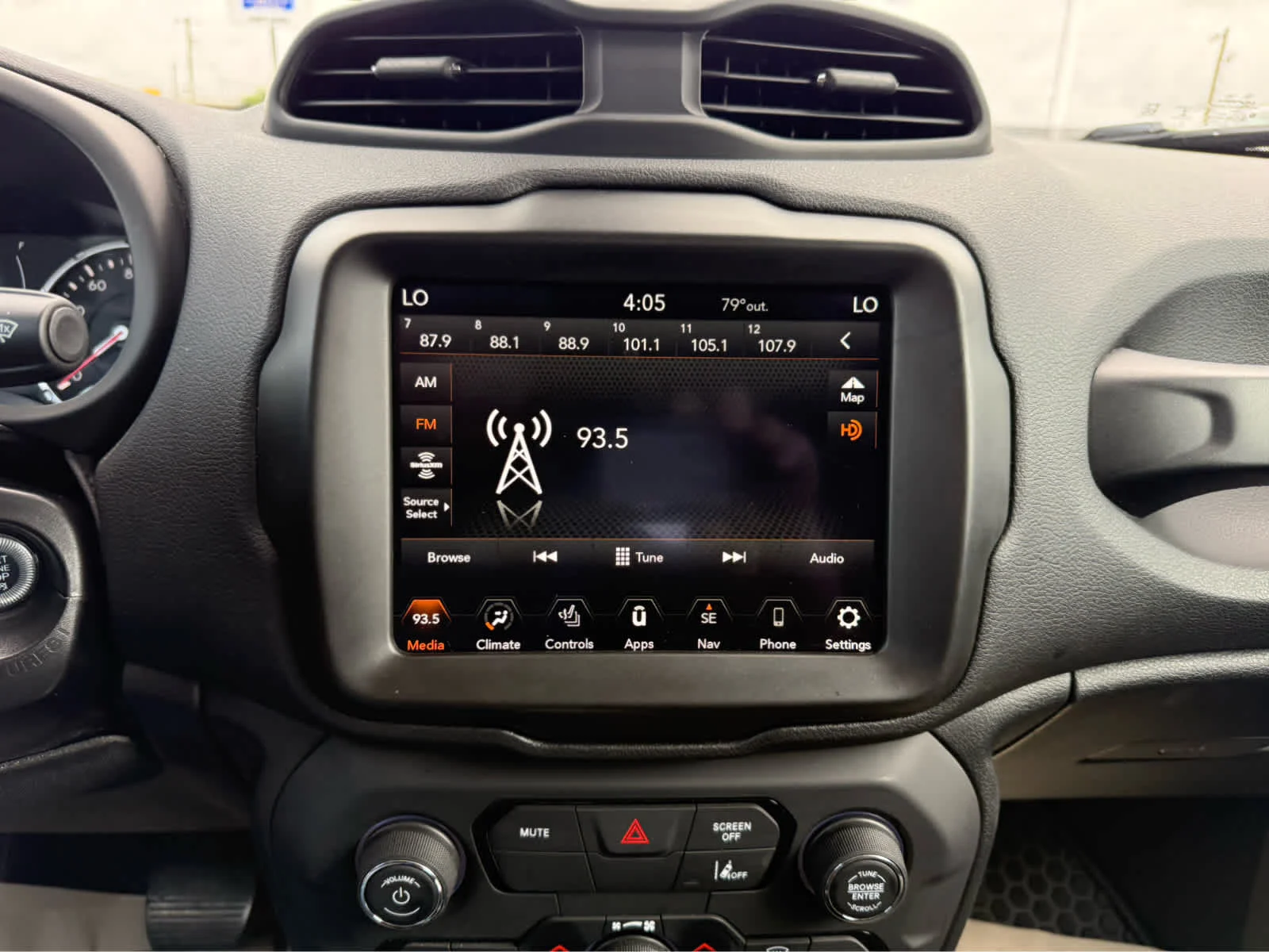 Used 2023 Alpine White Clearcoat Jeep Latitude image 16