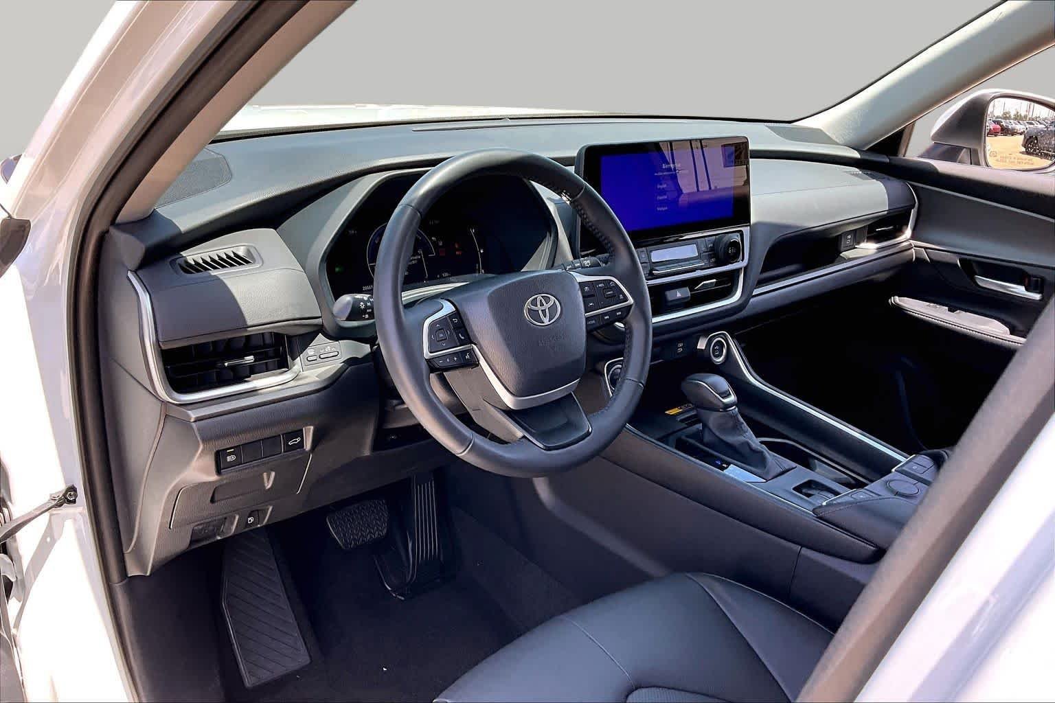 Used 2024 Wind Chill Pearl Toyota Hybrid XLE image 18