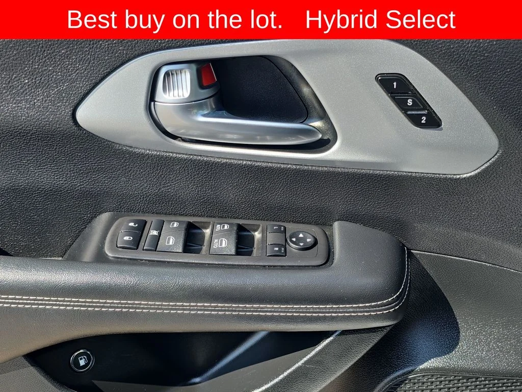 Used 2024 White Chrysler Select image 19