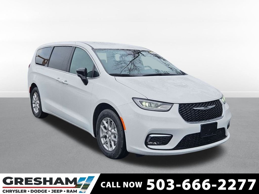 2026 Chrysler Pacifica Select's photo