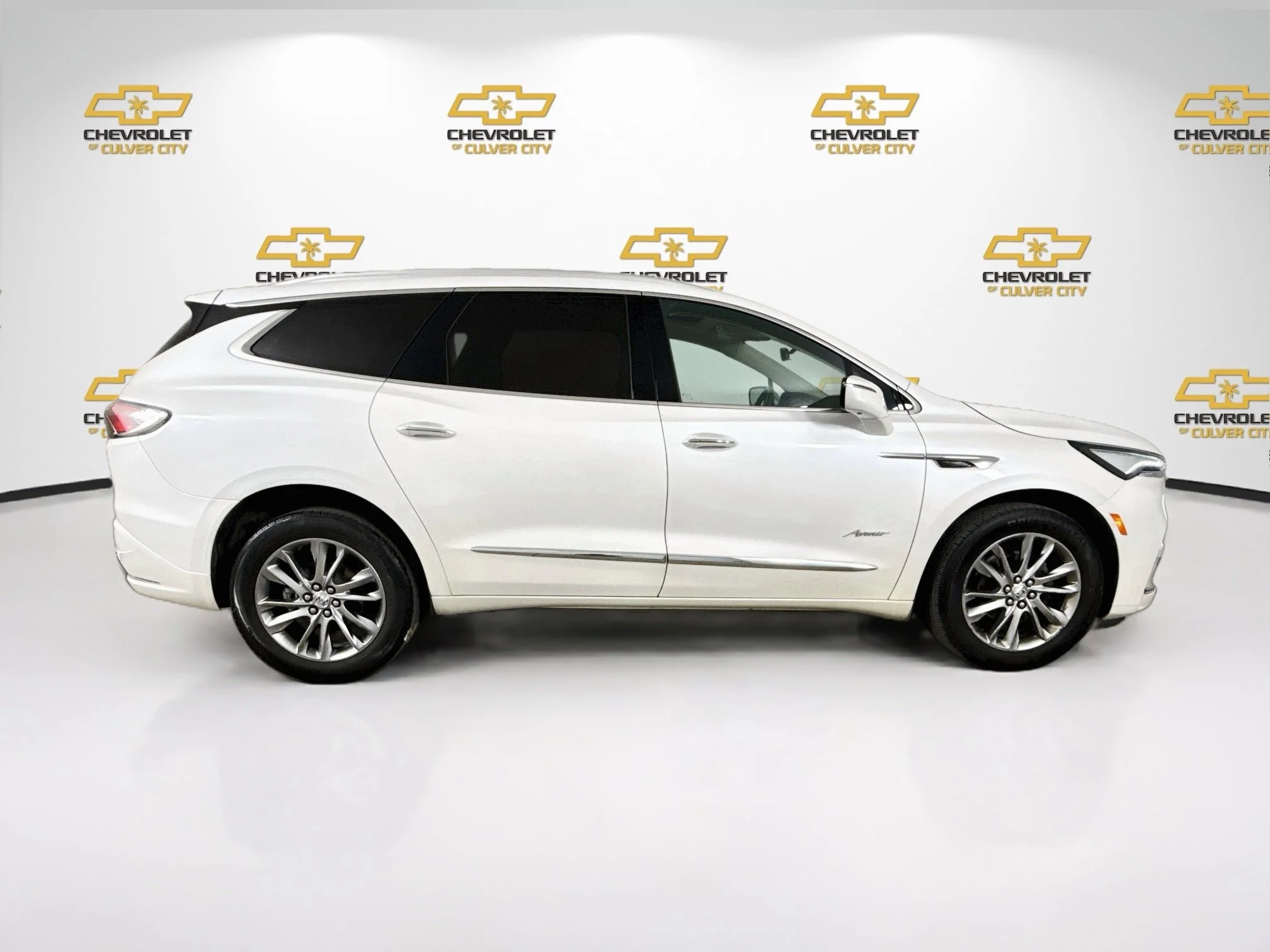 Used 2023 White Frost Tricoat Buick Avenir image 9