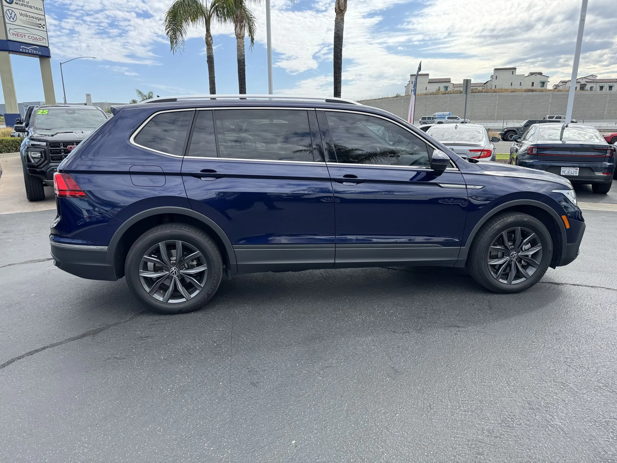 Used 2023 Atlantic Blue Metallic Volkswagen SE image 9