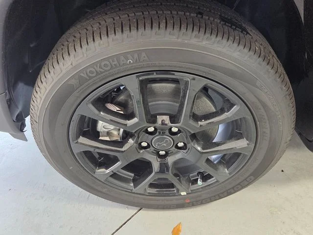 New 2026 Diamond Black Crystal Pearlcoat Jeep Latitude image 15