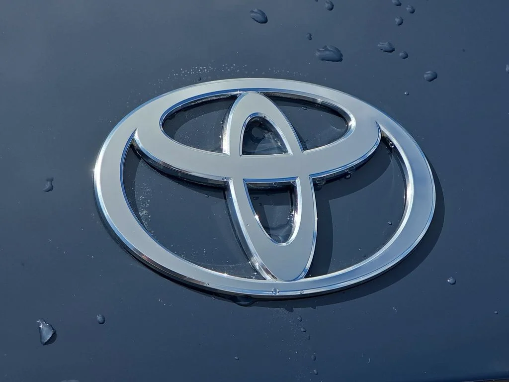 Used 2025 White Toyota XLE image 35