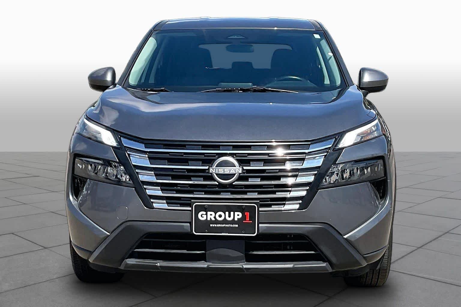 Used 2025 Gun Metallic Nissan SV image 4