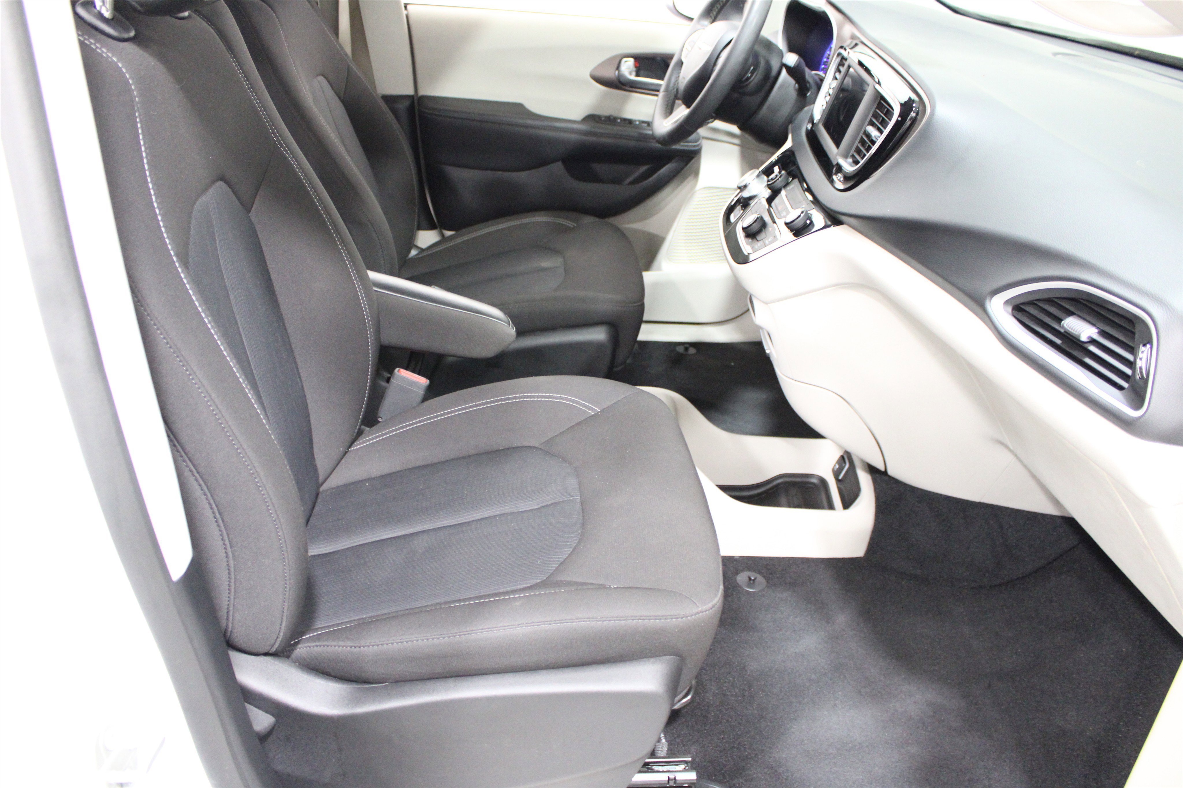 Used 2024 Bright White Clearcoat Chrysler LX image 26