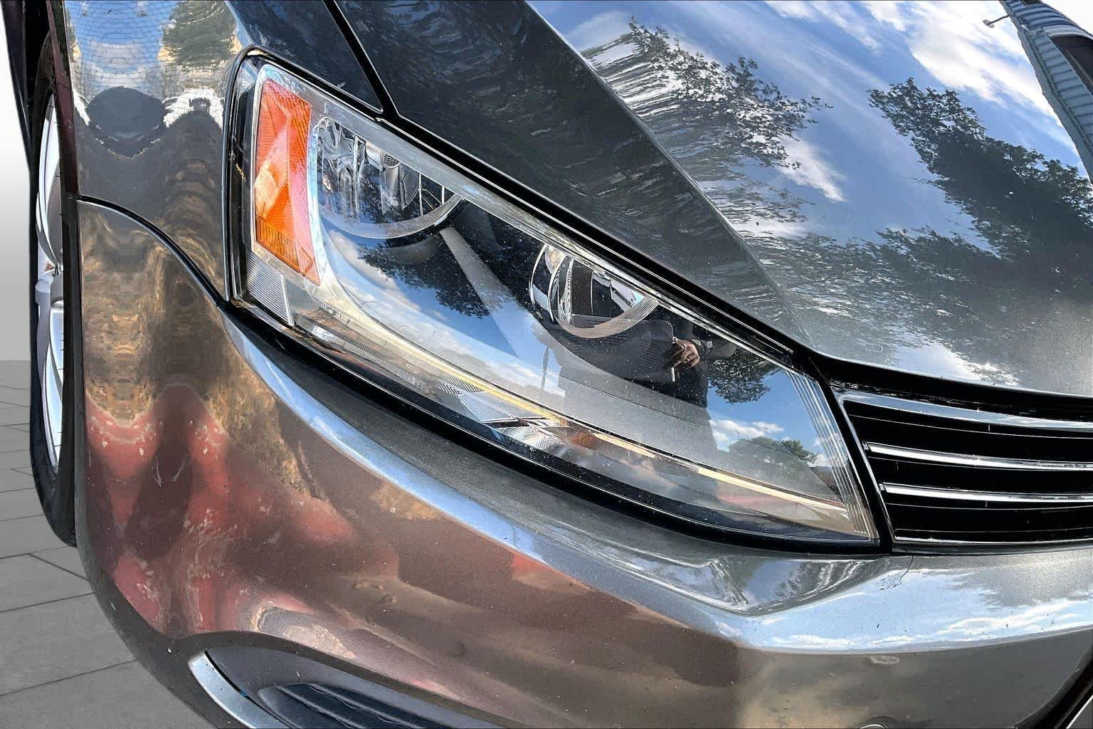 Used 2013 Platinum Gray Metallic Volkswagen SE image 27