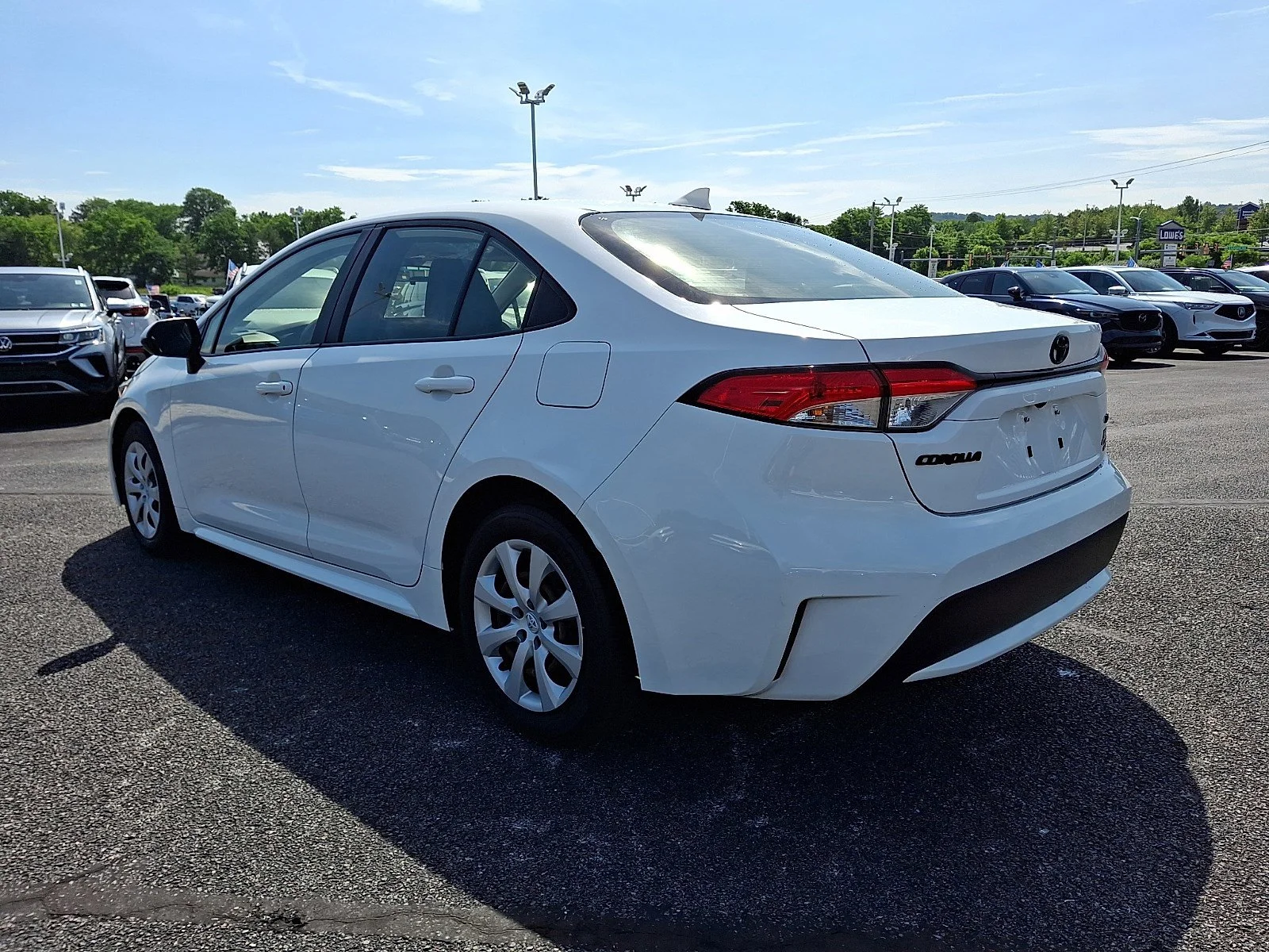 Used 2020 Super White Toyota LE image 4