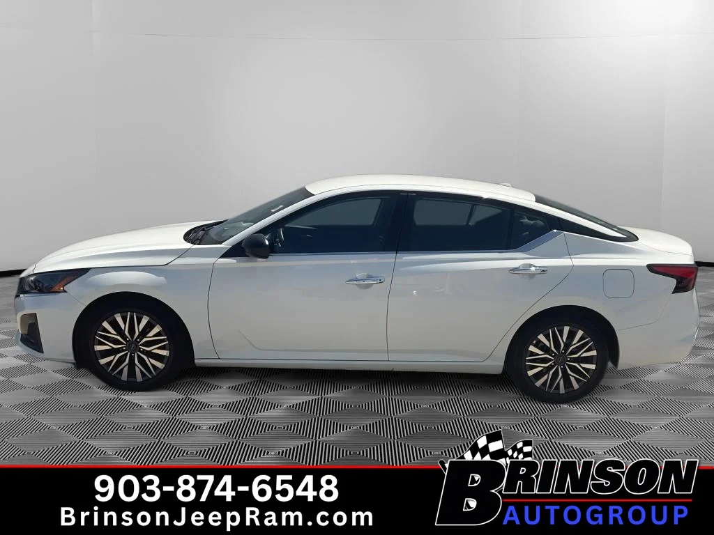Used 2025 Glacier White Nissan SV image 4