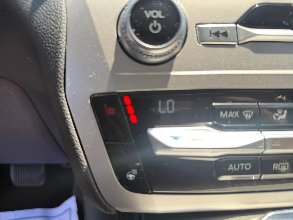 Used 2021 White Ford XLT image 24