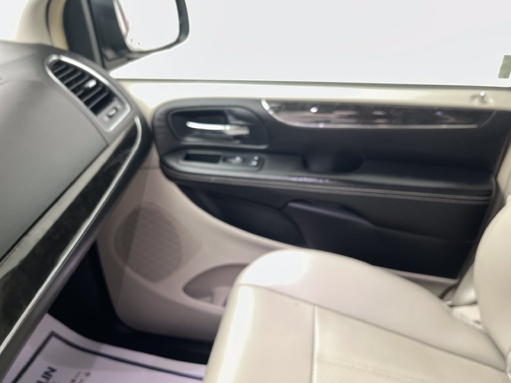 Used 2014 Gray Chrysler Touring-L image 23