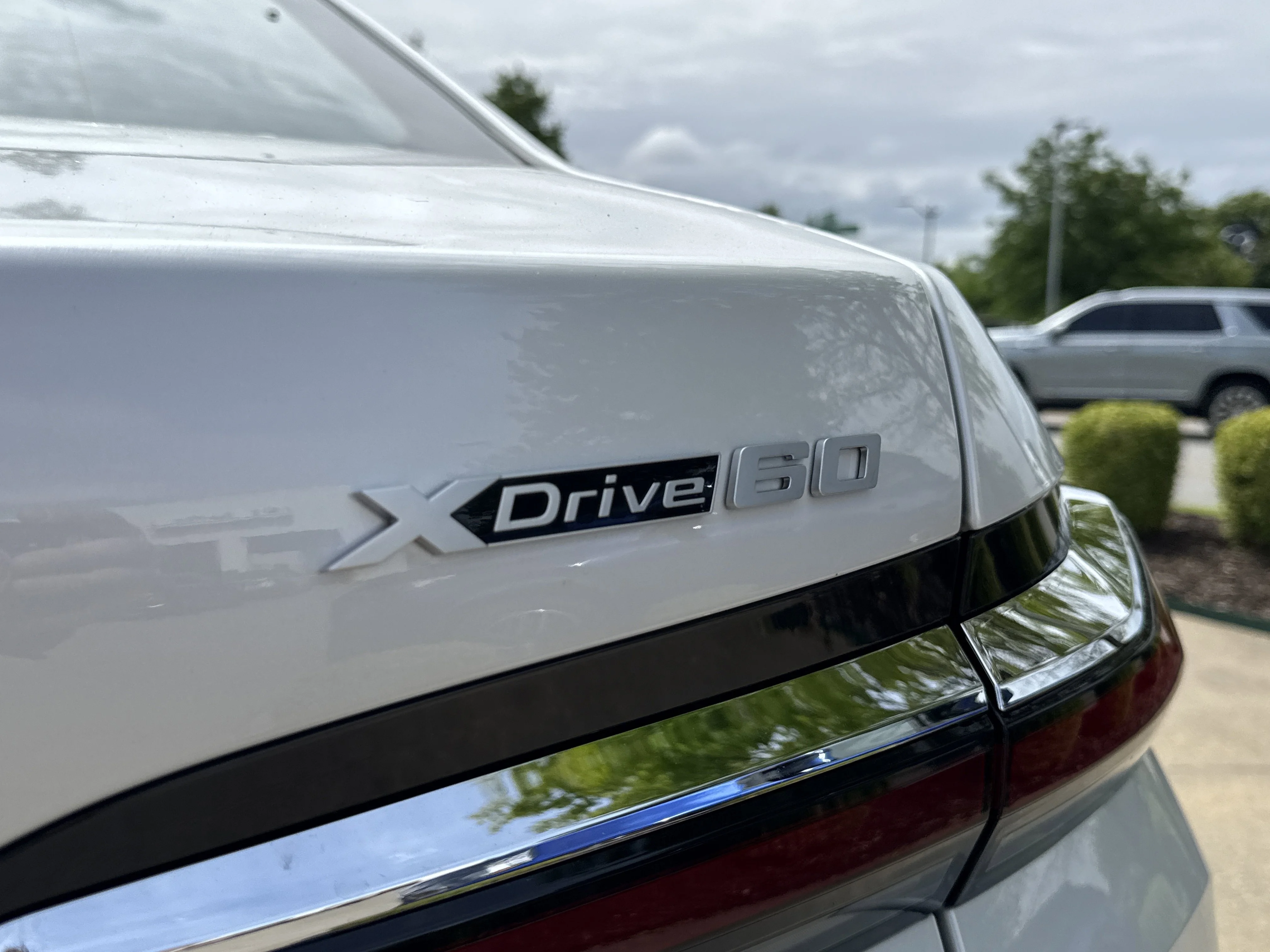 New 2026 MINERAL WHITE BMW xDrive60 image 7
