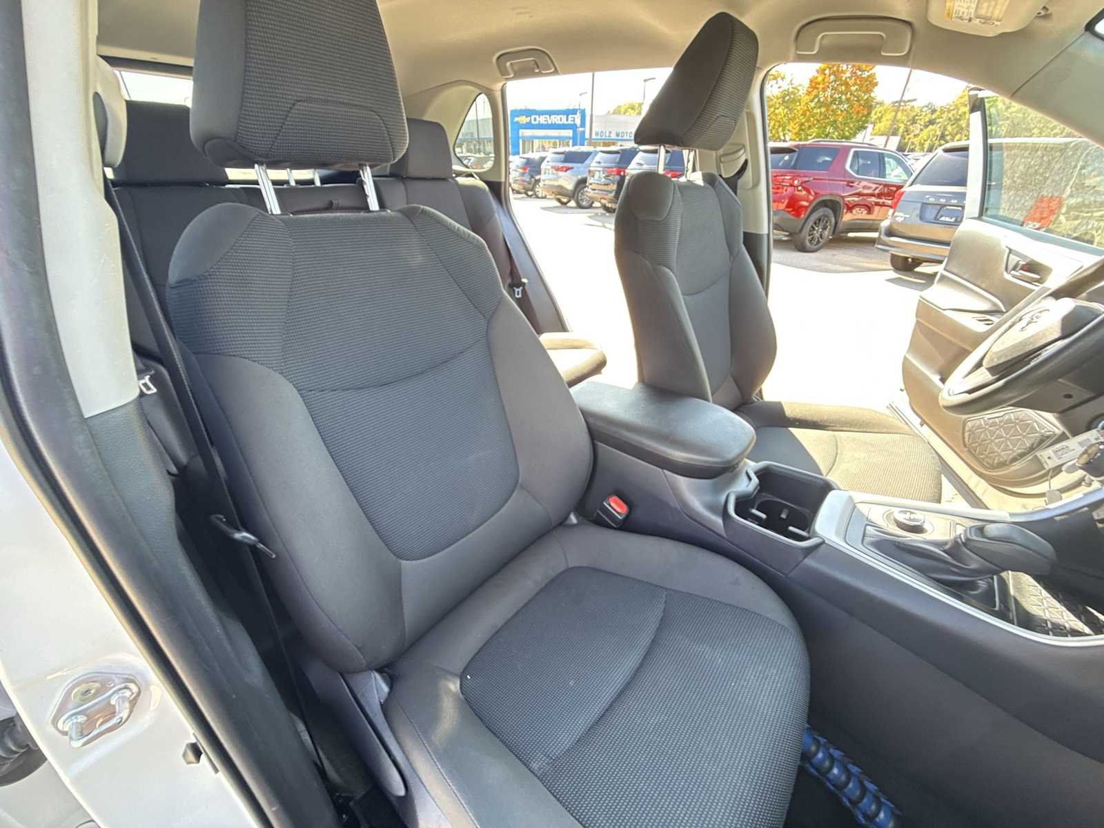 2025 Toyota RAV4 LE - Photo 25