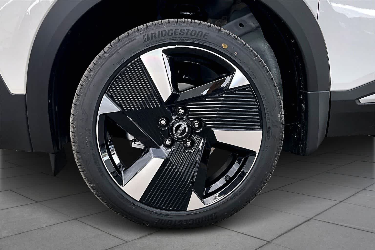 New 2026 Aspen White TriCoat / Super Black Two-tone Nissan SR image 9