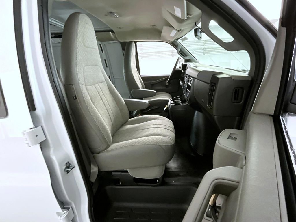 2025 Chevrolet Express Cargo Work Van - Photo 10