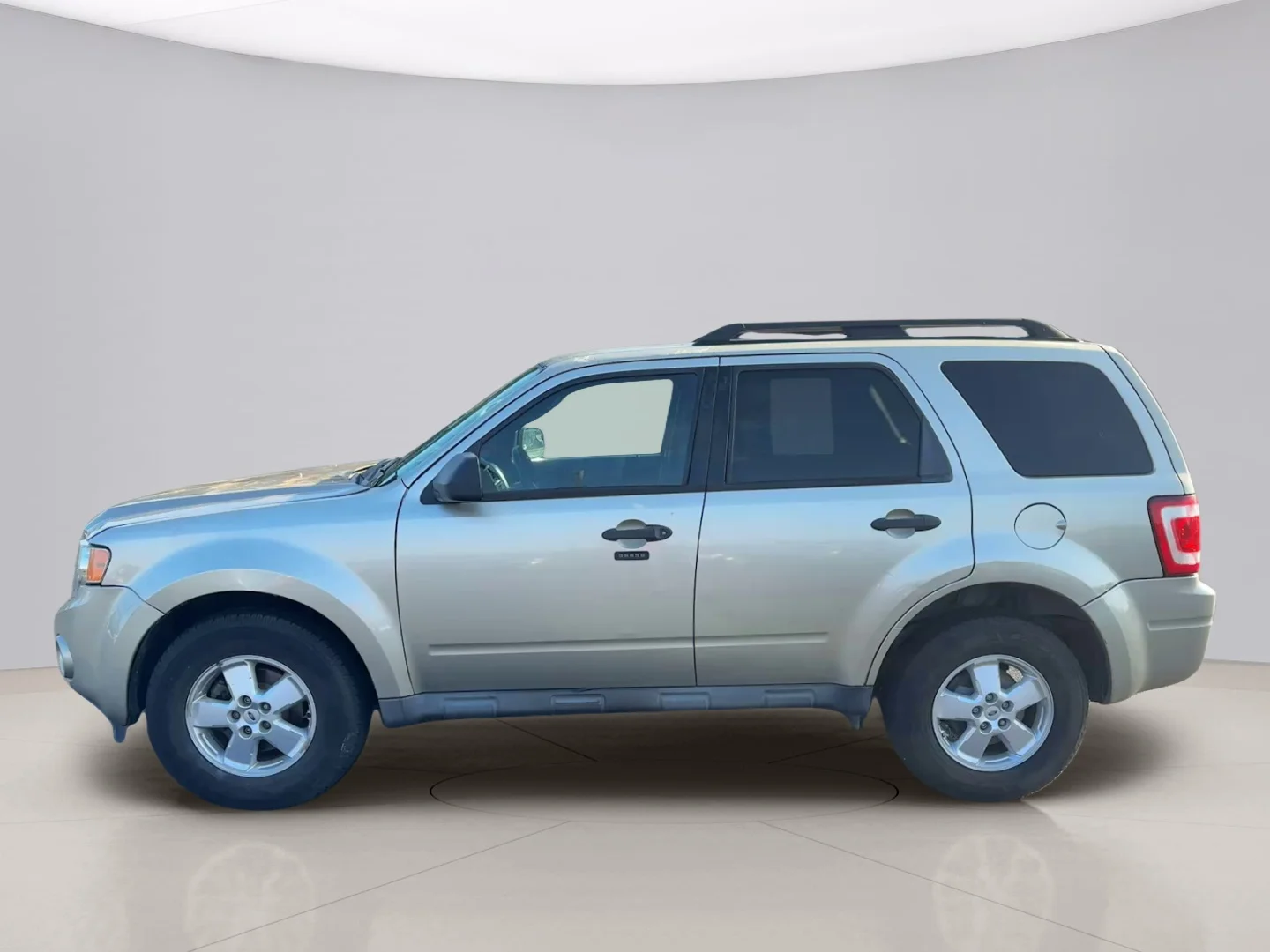 Used 2010 Gold Ford XLT image 2