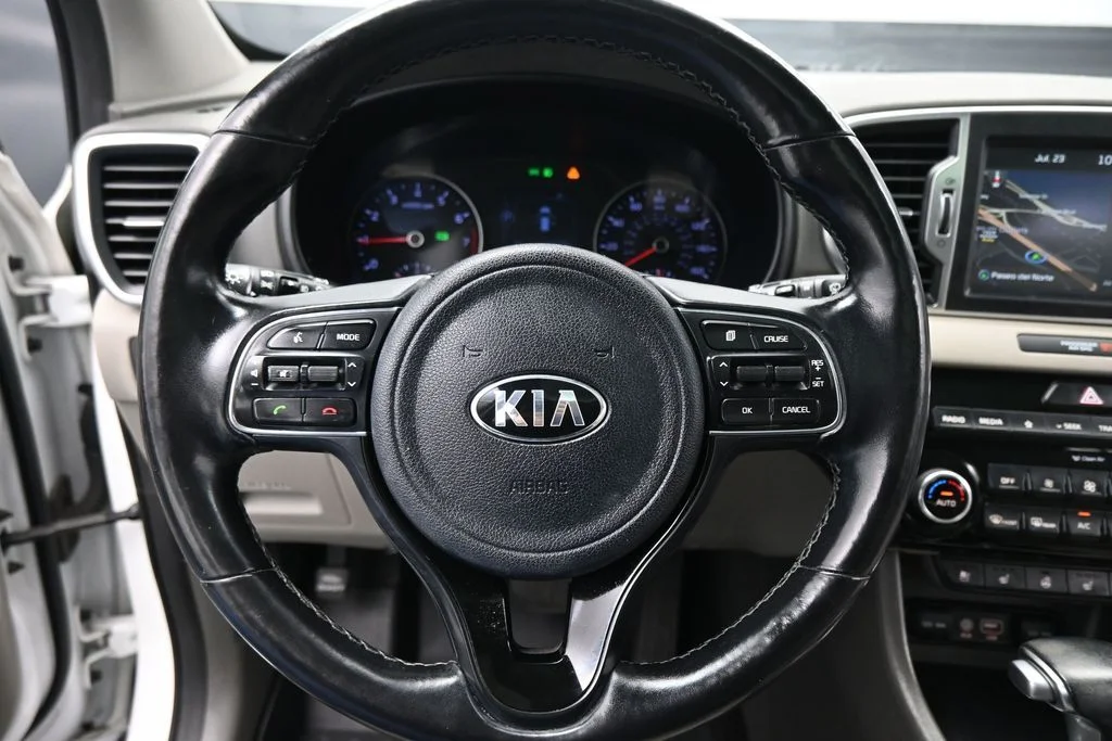 Used 2018 White Kia EX image 18